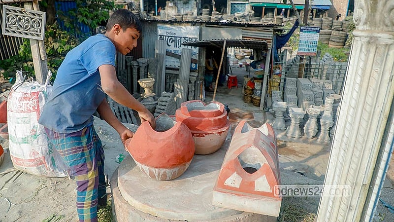 নারায়ণগঞ্জের চিটাগং রোড এলাকার একটি কারখানায় লাকড়ির চুলা তৈরির পর শুকানোর কাজ চলছে। ছবি: আব্দুল্লাহ আল মমীন