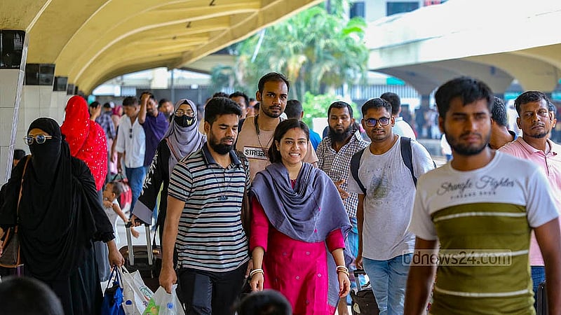 কমলাপুর রেল স্টেশনে বুধবার ঈদযাত্রার প্রথম দিন বেলা বাড়ার সঙ্গে সঙ্গে বাড়ে মানুষের ভিড়।