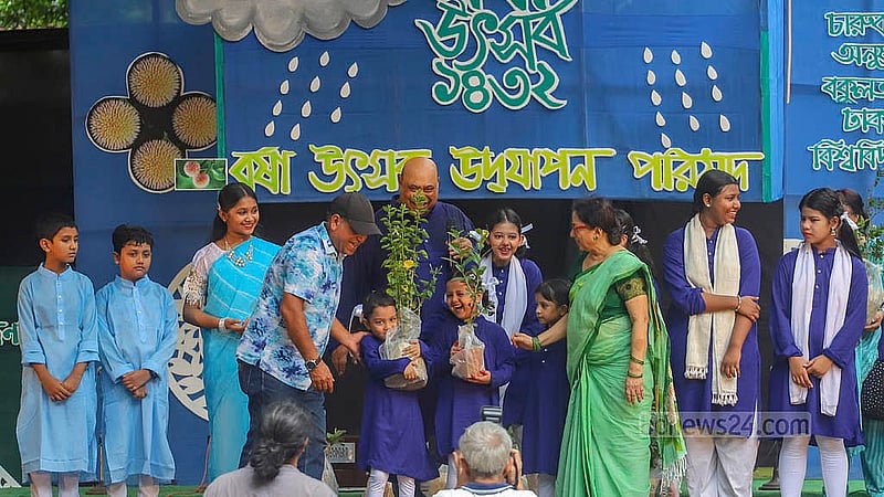 বর্ষা উৎসবে কথন পর্বে প্রতীকীভাবে ধরিত্রীকে সবুজ করার লক্ষ্যে শিশু-কিশোরদের মাঝে বনজ, ফলদ ও ঔষধি গাছের চারা বিতরণ করা হয়।  ছবি: আব্দুল্লাহ আল মমীন
