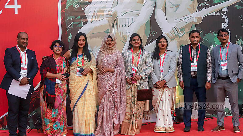ঢাকা বিশ্ববিদ্যালয়ের টিএসসি প্রাঙ্গণে শনিবার হাসি-গান-আড্ডায় সময় কাটল ঢাকা বিশ্ববিদ্যালয়ের ইংরেজি বিভাগের প্রাক্তনীদের
