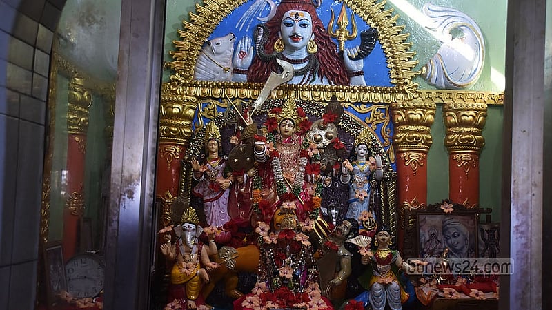 চট্টগ্রামের বোয়ালখালী উপজেলার করলডেঙ্গা সন্ন্যাসী পাহাড়ের উপরে সনাতন ধর্মাবলম্বীদের মেধস আশ্রমের অন্যতম তীর্থপীঠ দশভূজা মন্দির। ছবি: সুমন বাবু