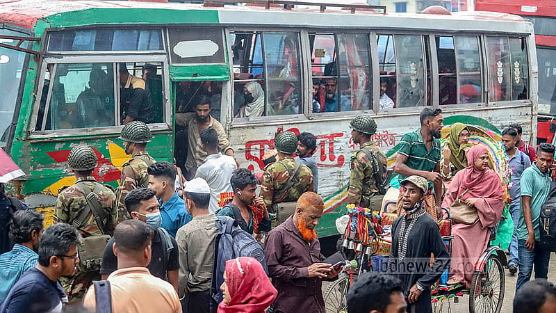 ঈদযাত্রায় যানজট কমাতে রাজধানীর দোলাইরপাড় এলাকায় দায়িত্ব পালন করেন সেনা সদস্যরাও। ছবি: আব্দুল্লাহ আল মমীন