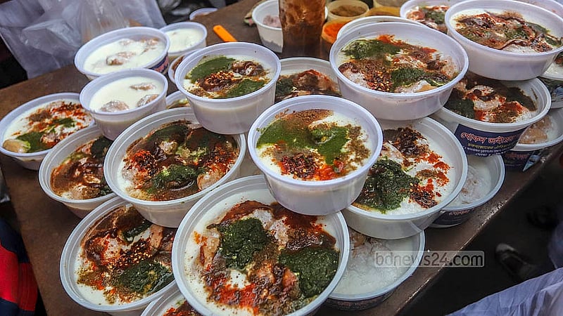 পুরান ঢাকার চকবাজারের ‘শাহী দইবড়া’। ১ কেজির দাম ২৫০ টাকা, ধরে ১০টির মত। ছবি: আব্দুল্লাহ আল মমীন