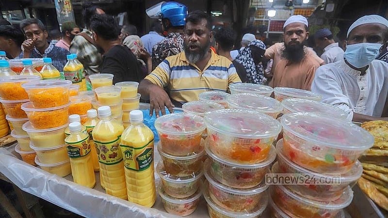 চকবাজারের ইফতার আয়োজনে বিভিন্ন স্বাদের শরবতের সঙ্গে থাকে মিষ্টান্নও। ছবি: আব্দুল্লাহ আল মমীন