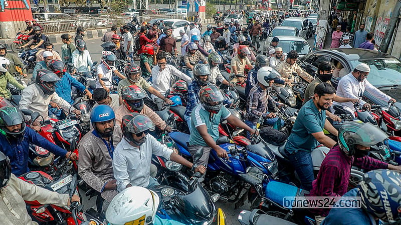 জ্বালানি তেলের সংকট হতে পারে, এমন আশঙ্কায় শুক্রবার রাজধানীর শাহবাগ এলাকায় একটি ফিলিং স্টেশনে ভিড় করেন শতশত মোটরসাইকেল চালক
