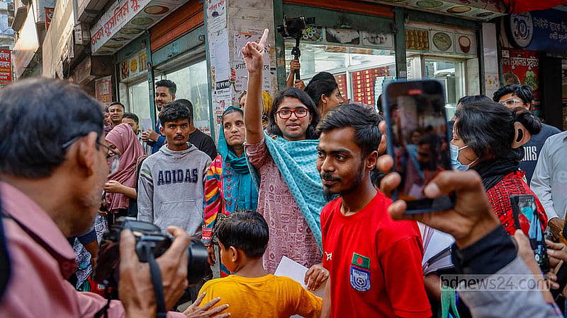 ত্রয়োদশ সংসদ নির্বাচন ঘিরে ঢাকার সিপাহীবাগ টেম্পো স্ট্যান্ড এলাকায় সোমবার নির্বাচনি প্রচার চালান ঢাকা-৯ আসনের স্বতন্ত্র প্রার্থী তাসনিম জারা
