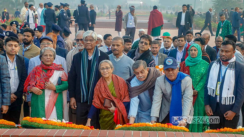 বিজয় দিবসে মঙ্গলবার সাভারের জাতীয় স্মৃতিসৌধে শ্রদ্ধা নিবেদন করেন উপদেষ্টা পরিষদের সদস্যরা
