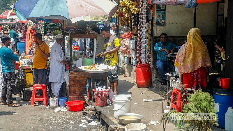 ঢাকা মেডিকেল কলেজ হাসপাতাল এলাকায় অভিযান চালিয়ে ফুটপাত উন্মুক্ত করা হলেও আবারও সেখানে আগের অবস্থা ফিরেছে। রাস্তা ও ফুটপাত দখল করে ফের বসে গেছে দোকানপাট