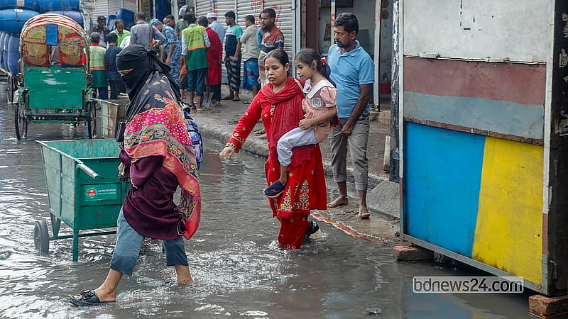 রাজধানীতে সোমবার দুপুরের বৃষ্টিতে যাত্রাবাড়ীর কুতুবখালী খাল ও সড়ক তলিয়ে একাকার হয়ে গেছে। নোংরা পানিতে ভোগান্তি পড়েন স্থানীয় বাসিন্দারা