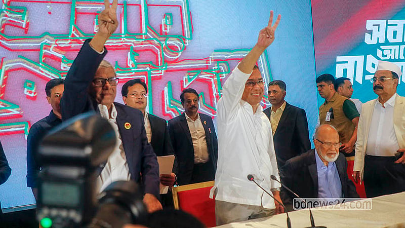ঢাকার হোটেল ইন্টারকন্টিনেন্টালে শনিবার সংবাদ সম্মেলন শেষে বিজয় চিহ্ন দেখান দলের চেয়ারম্যান তারেক রহমান। ছবি: আব্দুল্লাহ আল মমীন