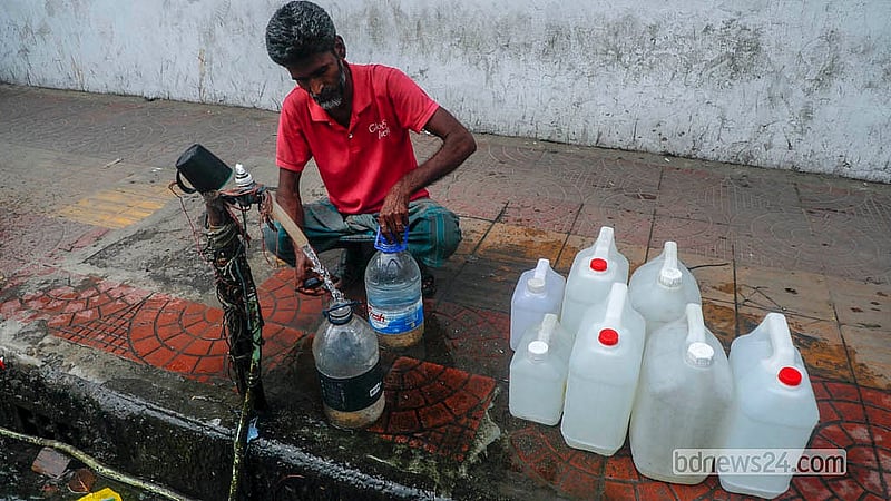 রাজধানীর ইত্তেফাক মোড়ে বঙ্গভবন কলোনি এলাকায় ফুটপাতে থাকা কল থেকে স্থানীয় বাসিন্দারা ড্রাম বা গ্যালন ভরে খাবার পানি সংগ্রহ করেন