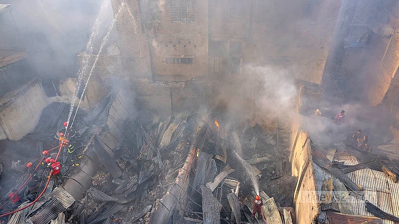 পুরান ঢাকার ইসলামবাগে প্লাস্টিকের গুদামে আগুন লাগার পর নিয়ন্ত্রণের চেষ্টায় ফায়ার সার্ভিসের কর্মীরা।