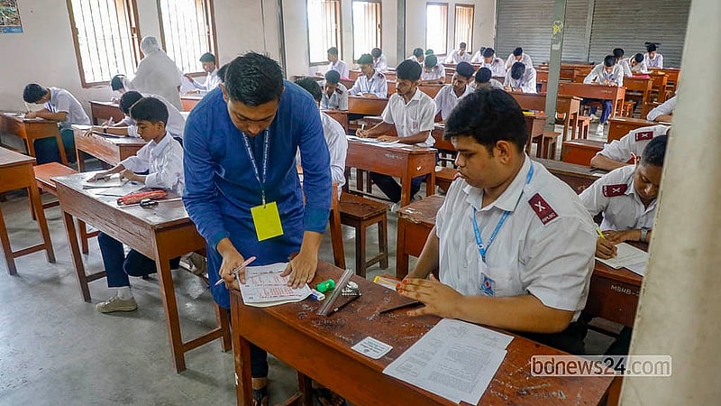 মতিঝিল আইডিয়াল স্কুল অ্যান্ড কলেজ কেন্দ্র এসএসসি পরীক্ষা দিচ্ছেন শিক্ষার্থীরা। মঙ্গলবার থেকে দেশের ৩ হাজার ৮৮৫ কেন্দ্রে একযোগে শুরু হয়েছে এই পরীক্ষা