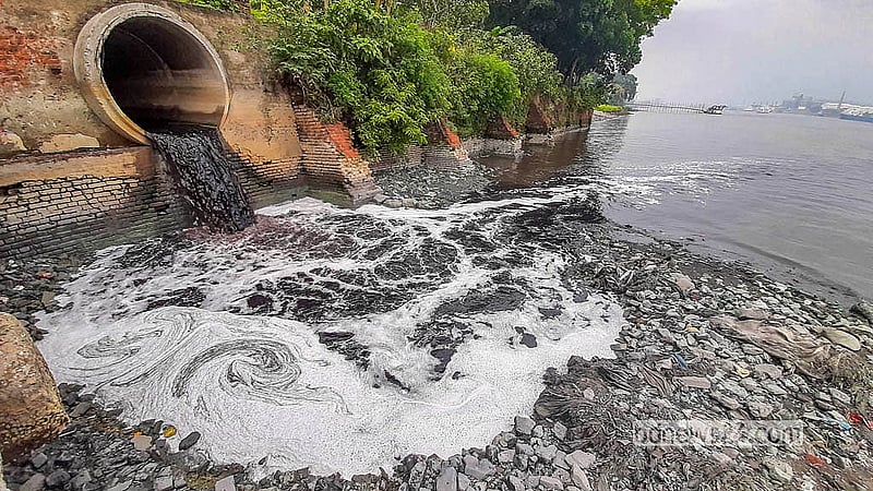 ঢাকার শ্যামপুরে দোলেশ্বর গুদারাঘাট এলাকায় কারখানার বর্জ্য পড়ছে বুড়িগঙ্গা নদীতে
