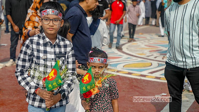 একুশের প্রথম প্রহরে কেন্দ্রীয় শহীদ মিনারে ভাষা শহীদদের শ্রদ্ধা জানাতে আসে শিশুরাও। ছবি: আব্দুল্লাহ আল মমীন