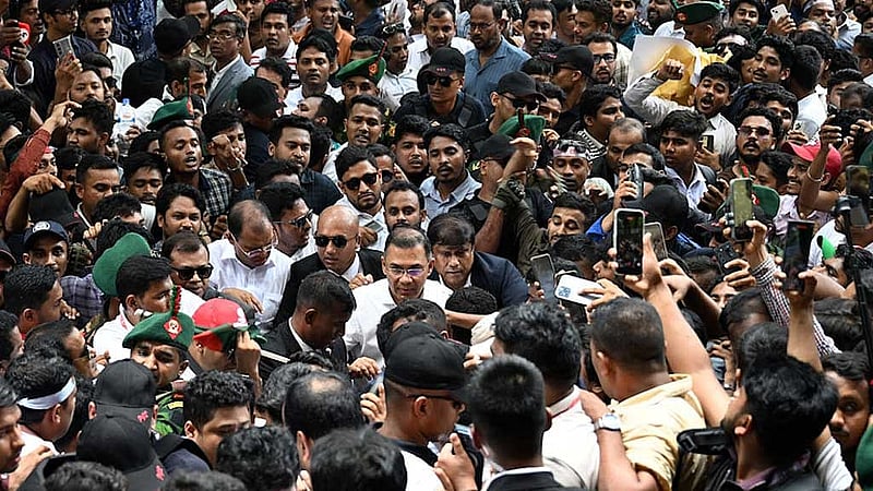 ঢাকা বিশ্ববিদ্যালয় ক্যাম্পাসের সিনেট ভবন থেকে হেঁটে অধ্যাপক মুজাফফর আহমদ চৌধুরী মিলনায়তনে যান প্রধানমন্ত্রী তারেক রহমান। ছবি: পিএমও