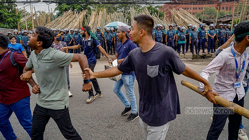 বৈষম্যবিরোধী ছাত্র আন্দোলনের ডাকা কর্মসূচির অংশ হিসেবে শনিবার মেরুল বাড্ডা সড়কে পুলিশকে ছাত্রজনতার হাত থেকে দূরে রাখার চেষ্টায় এক দল শিক্ষার্থী। ছবি: মাহমুদ জামান অভি