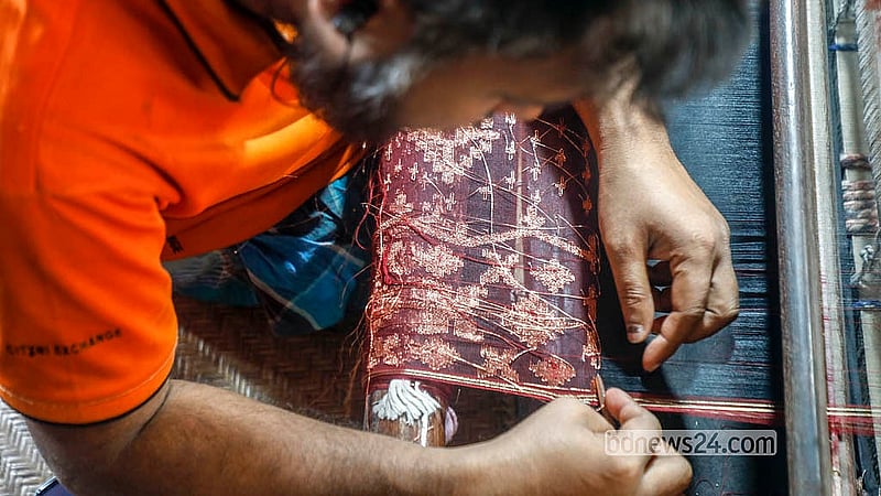 রূপগঞ্জের জামদানি পল্লিতে শাড়ি তৈরিতে ব্যস্ত তাঁতিরা। মান ও নকশা অনুযায়ী একেকটি শাড়ি বানাতে সময় লাগে তিন দিন থেকে দুই মাস