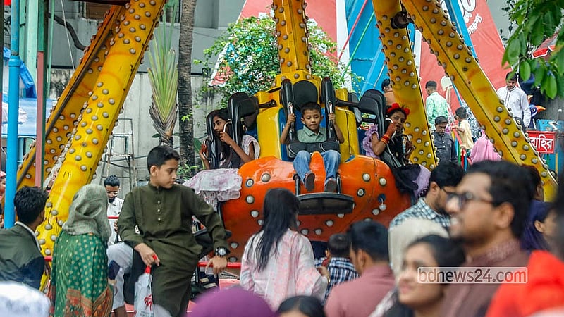 ঈদের দিন রাজধানীর শ্যামলীর শিশু পার্কে রাইডে চড়ে খুশি শিশুরা