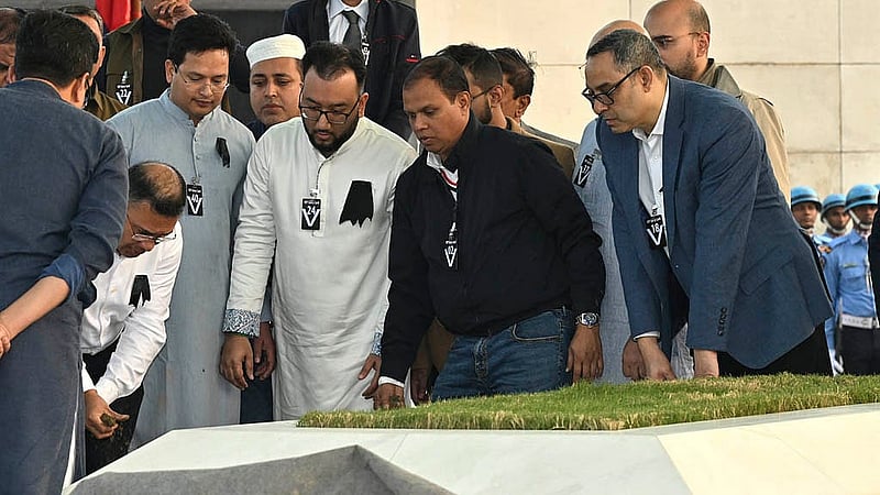 সাবেক প্রধানমন্ত্রী খালেদা জিয়াকে বুধবার জিয়া উদ্যানে দাফনের সময় তার কবরে মাটি দিচ্ছেন বড় ছেলে তারেক রহমান। ছবি: বাবুল তালুকদার