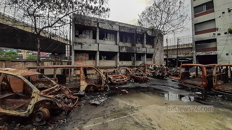 গণআন্দোলনে শেখ হাসিনার পতনের দিন জনরোষে হামলা-ভাঙচুরে ধ্বংসস্তূপে পরিণত হয়েছিল যাত্রাবাড়ী থানা। এখনও থানার সামনে পড়ে আছে ভস্মীভূত গাড়ির কঙ্কাল।