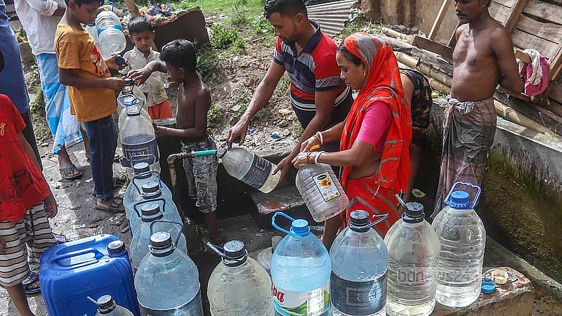 পুরান ঢাকার লালবাগের বিভিন্ন এলাকায় বাসাবাড়ির পানিতে দুর্গন্ধ থাকায় আমলিগোলা এলাকায় ওয়াসার কল থেকে পানি নিতে আসে অনেকেই। ছবি: আব্দুল্লাহ আল মমীন