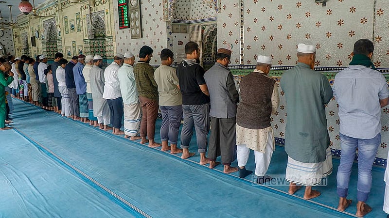 তারা মসজিদের ভেতর-বাহির মিলিয়ে ছয় কাতারে প্রায় ৩০০ মুসল্লি নামাজে দাঁড়াতে পারেন। নামাজ পড়ার ব্যবস্থা আছে মূল ভবনের বাইরেও