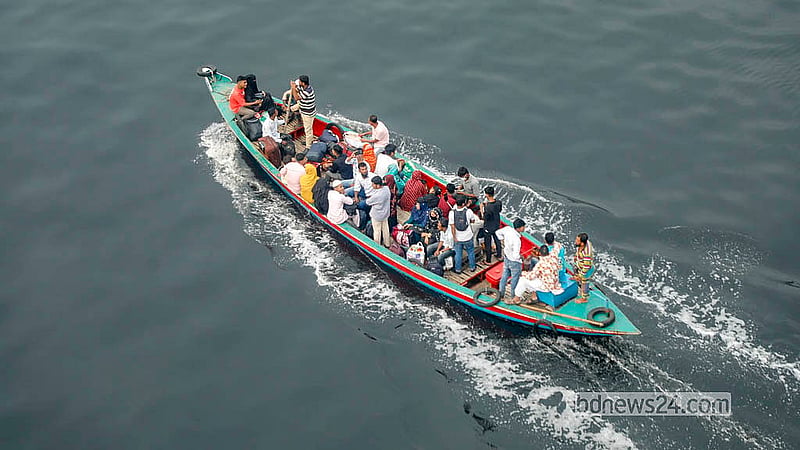 ছোট ইঞ্জিন চালিত নৌকায় চড়ে রাজধানীর সদরঘাটের পথে যাত্রীরা। সেখান থেকে লঞ্চে করে দক্ষিণাঞ্চলের বিভিন্ন জেলায় যাবেন তারা।  ছবি: আব্দুল্লাহ আল মমীন