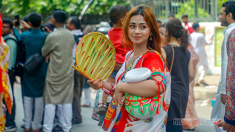 বৈশাখী সাজে নানা বয়স আর শ্রেণি-পেশার হাজারো মানুষ বর্ষবরণের বৈশাখী শোভাযাত্রায় অংশ নেন