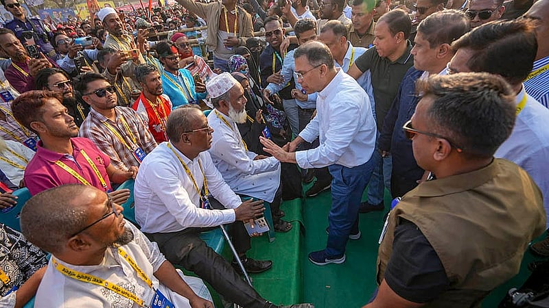 নির্বাচনি জনসভায় যোগ দিতে মঙ্গলবার বাসে চড়ে ময়মনসিংহ সার্কিট হাউজ মাঠে পৌঁছে সবার সঙ্গে সাক্ষাৎ করেন বিএনপির চেয়ারম্যান তারেক রহমান
