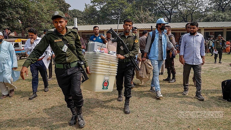 আজিমপুর গভর্নমেন্ট গার্লস স্কুল অ্যান্ড কলেজ থেকে বুধবার ঢাকা-৭ আসনের ভোটের সামগ্রী বিতরণ করা হয়