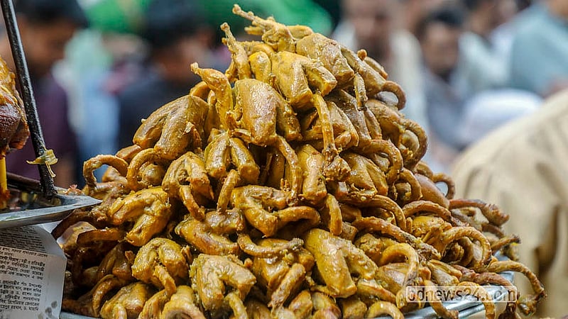 চকবাজারের ইফতারের দোকানেগুলোতে সাজিয়ে রাখা হয় আস্ত কোয়েল পাখি। দাম ৮০ থেকে ১৫০ টাকা