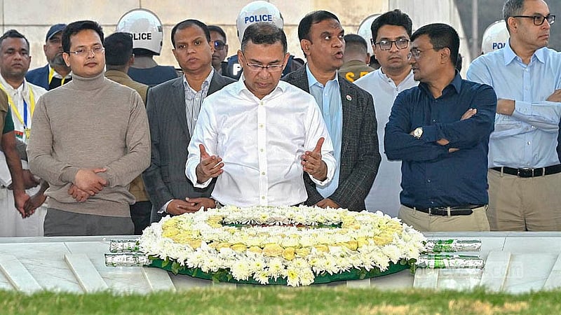 রাজধানীর শেরে বাংলা নগরে বাবার কবর জিয়ারত শেষে সেখানে একাকী কিছু দাঁড়িয়ে থাকেন তারেক রহমান। হাত তুলে মোনাজাত করেন, চোখের জল মোছেন