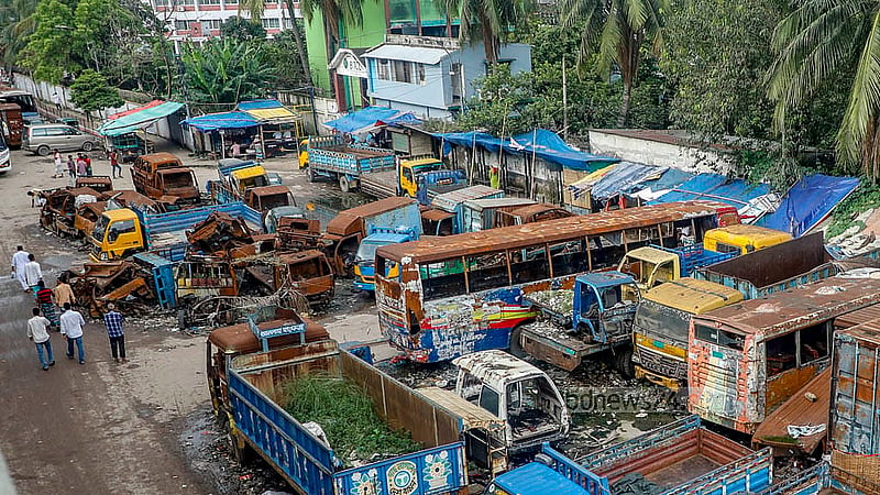 ঢাকার যাত্রাবাড়ী থানার সামনে পড়ে থাকা এসব গাড়ি নানা অভিযোগে জব্দ করা কিংবা দুর্ঘটনার কবলে পড়া, যেগুলোর বেশির ভাগই জুলাই আন্দোলনের সময় পুড়িয়ে দেওয়া হয়। ছবি: আব্দুল্লাহ আল মমীন