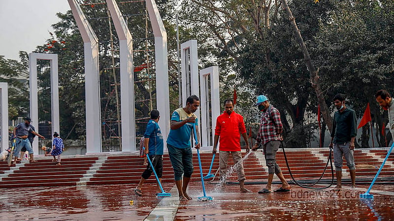 আন্তর্জাতিক মাতৃভাষা দিবসে ভাষা শহীদদের শ্রদ্ধা নিবেদন করা হবে কেন্দ্রীয় শহীদ মিনারে। তাই শহীদ মিনারের বেদী পরিষ্কার করা হচ্ছে ধুয়ে মুছে