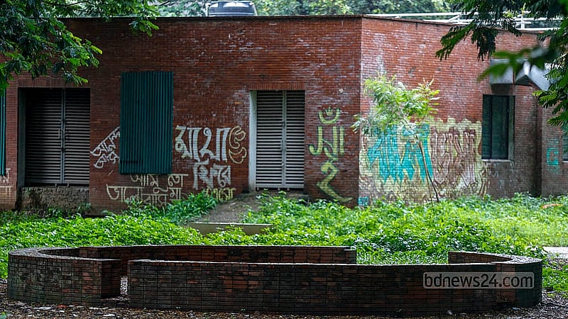 সোহরাওয়ার্দী উদ্যানের ভেতরে বসার জায়গাগুলো এখন জনশূন্য। ছাত্রদল নেতা শাহরিয়ার আলম সাম্য হত্যাকাণ্ডের আগেও সেখানে মানুষজনের আনাগোনা ছিল। ছবি: মাহমুদ জামান অভি