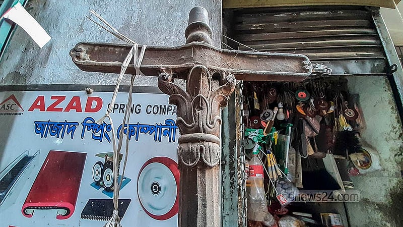 ঢালাই লোহার তৈরি সড়কবাতির এসব খুঁটির অপরের অংশে ছিল নানা ধরনের নকশা। বাতি ঝোলানো থাকত দুই পাশে।  ছবি: আব্দুল্লাহ আল মমীন