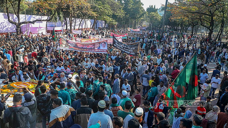 শহীদ বুদ্ধিজীবী দিবস রোববার মিরপুরে বুদ্ধিজীবী স্মৃতিসৌধে ফুল দিয়ে শ্রদ্ধা জানাতে মানুষের ঢল নামে।