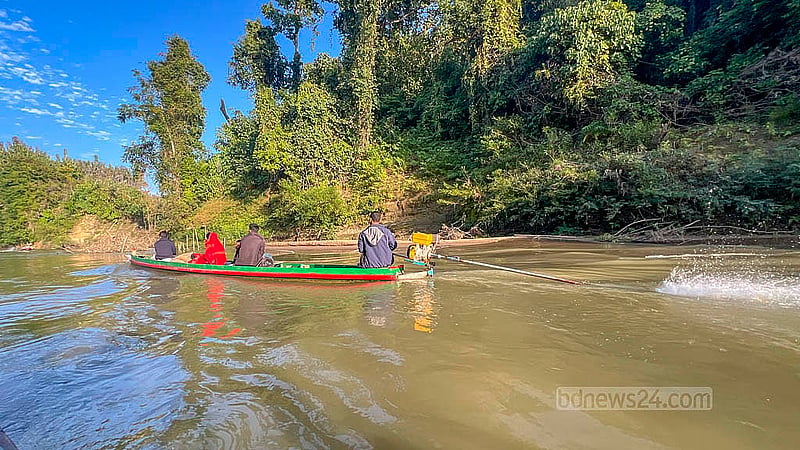 রাঙামাটির কাসালং নদীতে পানির প্রবাহ স্বাভাবিক থাকায় ইঞ্জিন চালিত নৌকায় যাতায়াত করেন স্থানীয়রা