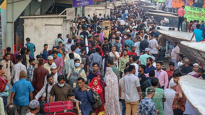 রোজার ঈদ উদযাপনে বুধবার ঘরমুখো মানুষের ভিড় দেখা যায় রাজধানীর সদরঘাট লঞ্চ টার্মিনালে।