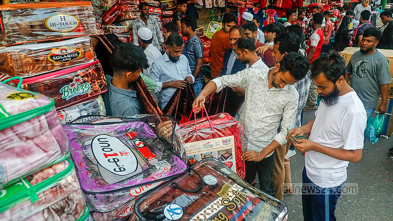 ঢাকার বায়তুল মোকাররম মার্কেটের পাশে জিপিও সড়কে ৮০০ থেকে ১০ হাজার টাকা দামের কম্বলও মিলছে। দেশি-বিদেশি কম্বল কিনতে অনেকেই ভিড় করছেন এখানে