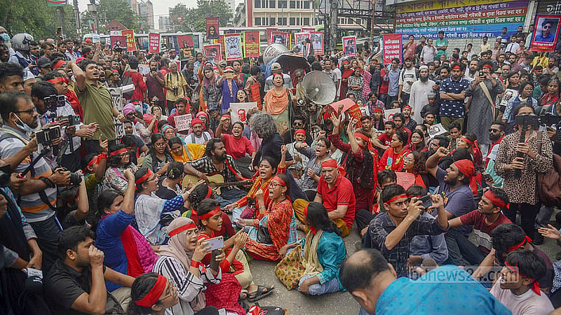 ৩০ জুলাই ২০২৪: কোটা সংস্কার আন্দোলনে প্রাণহানি, গণগ্রেপ্তার, নির্যাতন ও হামলা-মামলার প্রতিবাদে গুলিস্তানের জিরো পয়েন্ট এলাকায় অবস্থান নেন সংস্কৃতিকর্মীরা। ছবি: আব্দুল্লাহ আল মমীন