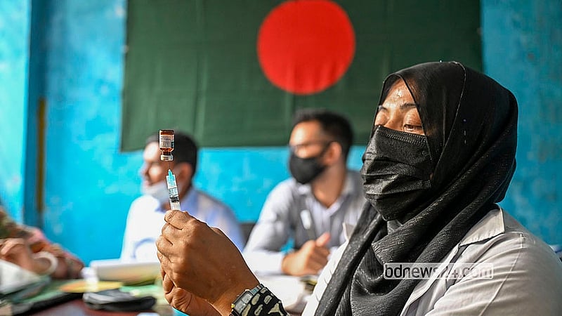 দেশজুড়ে হামের প্রাদুর্ভাবের মধ্যে রোববার রাজধানীর কড়াইল বস্তির একটি টিকাদান কেন্দ্রে একটি শিশুকে দেওয়ার জন্য হামের টিকা প্রস্তুত করছেন এক স্বাস্থ্যকর্মী