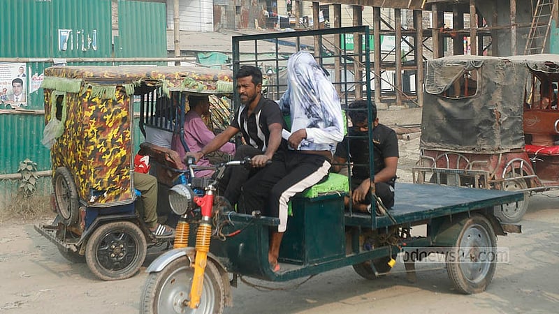 বায়ু দূষণে বিশ্বের বিভিন্ন শহরের তালিকায় সবার উপরের দিকেই থাকে ঢাকা। মাত্রাতিরিক্ত বায়ুদূষণের কারণে মাস্ক পরে চলাচল করেন নগরবাসী। ছবি: আব্দুল্লাহ আল মমীন