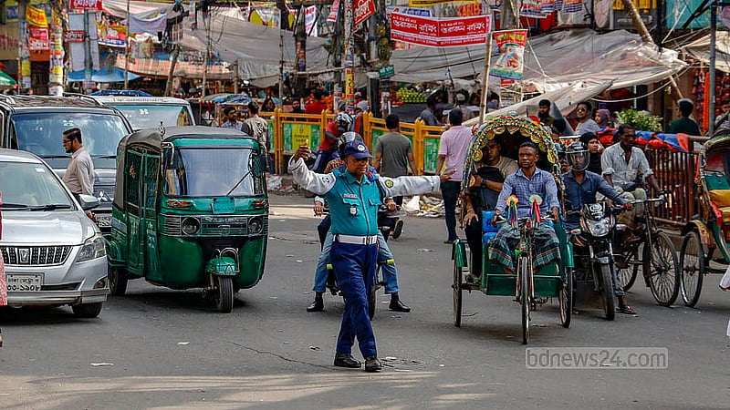 ঢাকার সড়কে হাতের ইশারায় চলা ট্রাফিক সিগন্যাল অমান্য করে যে যার মতে করে চলছে। ছবি: মাহমুদ জামান অভি