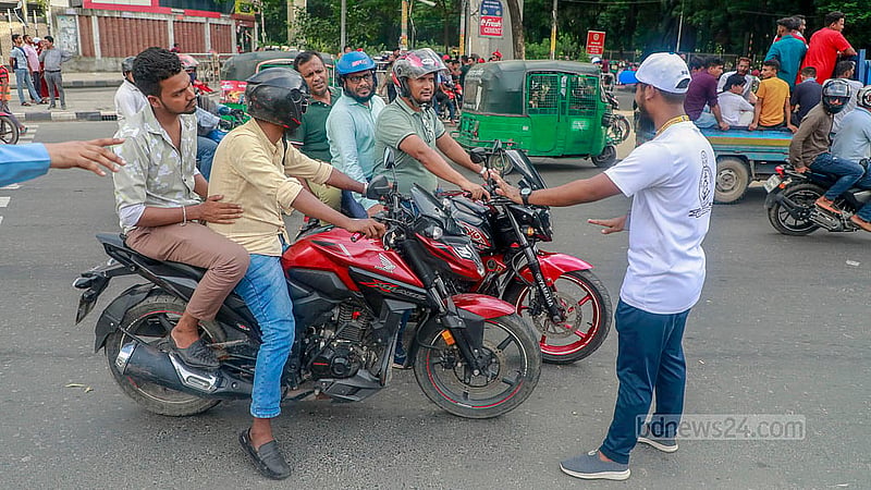 অনেক মোটরসাইকেল চালককে বেপরোয়া দেখা গেছে ঢাকার ট্রাফিক সিগন্যালে।