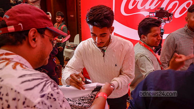 ঢাকার র‍্যাডিসন ব্লু হোটেলে বুধবার ফুটবল বিশ্বকাপের ট্রফি দেখতে এসে বাংলাদেশ জাতীয় ফুটবল দলের খেলোয়াড় শেখ মোরসালিন থেকে অটোগ্রাফ নিচ্ছেন এক ভক্ত