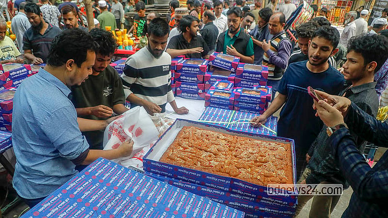 শবে বরাত উপলক্ষে নকশাদার পাউরুটি কিনতে চকবাজারে সড়কের পাশের দোকানে ভিড়