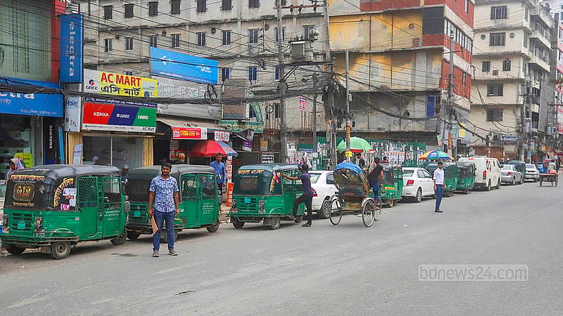 রাজধানীর মালিবাগ ডিআইটি সড়কের একটি সিএনজি রিফুয়েলিং স্টেশনের বাইরে গাড়ির দীর্ঘ সারি। ছবি: আব্দুল্লাহ আল মমীন