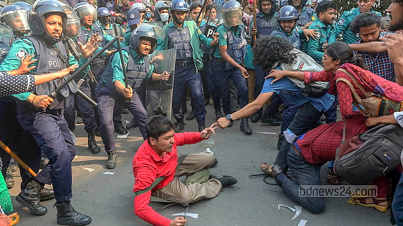 রাজধানীর ইন্টারকন্টিনেন্টাল হোটেলের সামনে মঙ্গলবার বিকালে ধর্ষণবিরোধী বিক্ষোভকারীদের পদযাত্রা পৌঁছালে তাদের ছত্রভঙ্গ করতে লাঠিচার্জ করে পুলিশ।